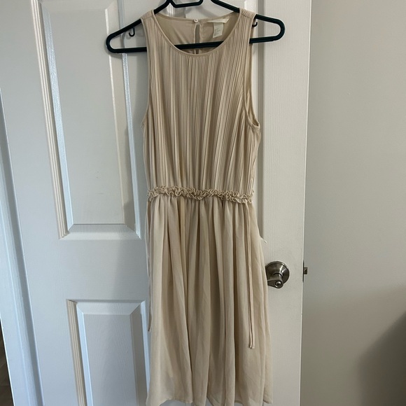 White pleated dress - Picture 1 of 3